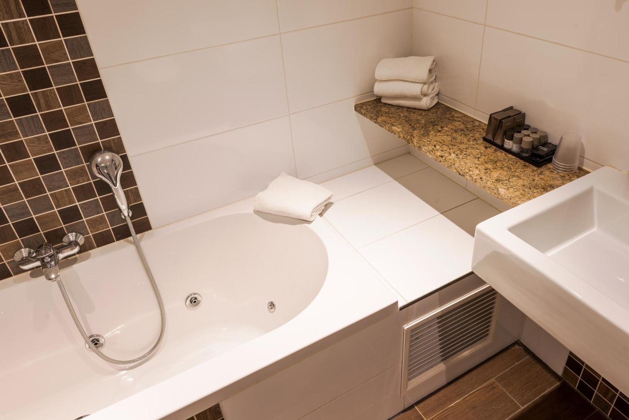 Van Der Valk Hotel Emmen Nieuw-Amsterdam Extérieur photo